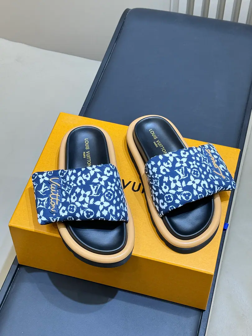 🏧𝐋𝐕 2026Top Version Bread slippers are new colours.👫Same paragraph for men and women Fly to the face of the shoe., Soft and fat., It's going to be so resilient.！ High-density bubbles on the soles of shoes, It's so light.！ It's a little sheep's skin inside.！ Female size: 35-40（40.41Do it.) Men: 39-44（45Do it.)