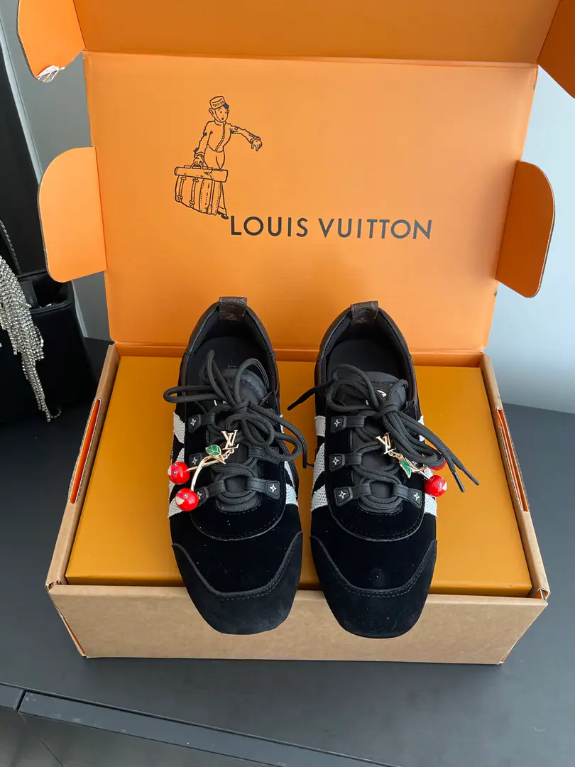 [🍒Cherry.➕60] 🏧𝐋𝐕 SneakerinaThe ballet shoes. Flat shoes, leisure shoes. Paragraph LV Sneakerina Ballet sneakers for summer., Will Monogram Daningbu is a fine match with the same colored cow leather.. The pair of shoes with the color. Monogram Flowers hanging, It's a fun one.. Sides are accelerator. LV Letter and rubber Louis Vuitton logo, The distinctive features of the current design. Monogram Daning's fabric./Cow leather./A leather belt. Louis Vuitton ElementsSacchetto Process infusion TPU Outside Codes: 35-41（40.41Do it.）