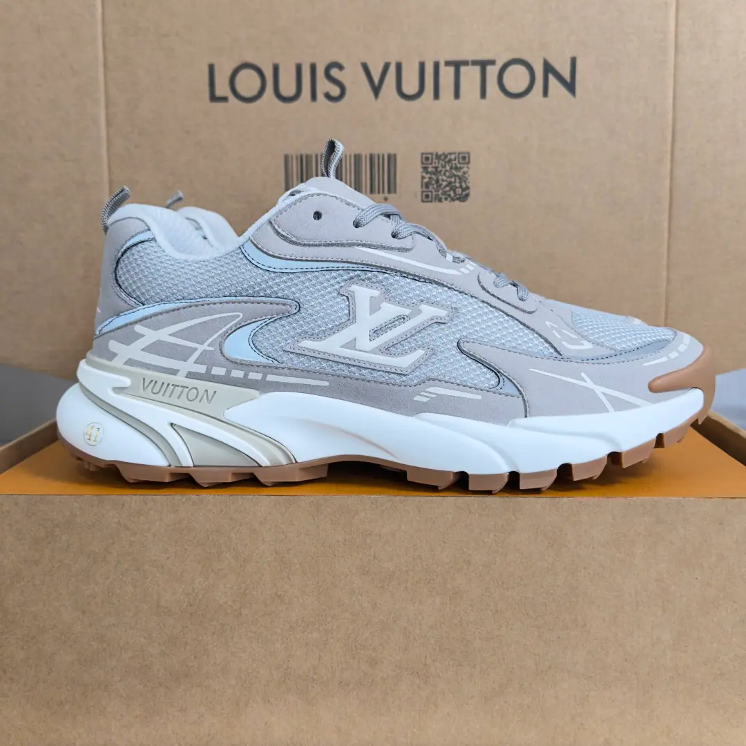 Top Version: Men LVLouis Vuitton. Donkey.LHome.TaticSeries Leisure Sports shoes Run-off shoes. Dad's shoes. LV Tatic Runner Sports shoes. 1990 The years of running shoes are inspired., And the new wave of sports aesthetics.. The eye and the technology together build the shoes., LV The letters are so colorful and moving.. The light-rolling outside brings with it a 24/7 comfort of wearing., More. Vuitton Sign it up. Send a cabinet for fine packaging🛍📦 ▪️Fabulous.: Original import of wool leather+I'm gonna get a little air-net eye. ▪️Uchi.: The original custom-made air network. ▪️Shoes under the sole.: Original Open-Screen Double ColourTPUBottom of Group ▪️Bottom: 5CM ▪️Size: Men39-45（44/55Custom）