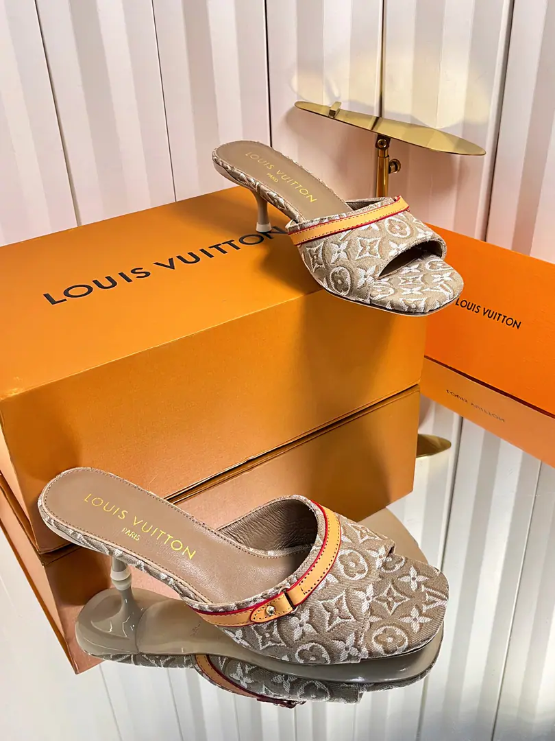 🍥❥Top VersionLV Donkey.【Requisition level】, Louis Vuitton 2026Money Officer Network Series！Perfect., LVThe latest florist embroidery., More elegant., The upper feet are nice., Women are so good., It's a lot of fashion., New original inverted, model, Extreme1:1shape, You're a good worker., Importing high-end fabrics shows a sense of precision.！ Fabulous.: Import of sheep skin, In the inside, it's a fine soft sheep., Foot.: Import of goat skin, Italy is a big-ass country. 5.5/9cmThe paint and the... Codes: 35-41（34.40.41Customize or not change）