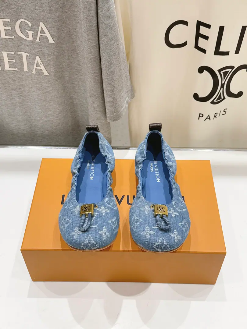 🏧𝐋𝐕The new Mary Janes. One shoe with a lazy foot. It's a little bit simple., The high-level is full., - With grace.～Nice foot., The poor son of Autumn's shoes.💃🏽 ✔Shoe.: Original imported material ✔Uchi.: In the sheep's skin. ✔Otsumi!: Italian imports are so thick. ✔Codes: 35-41 [40.41.42Make a reservation.]