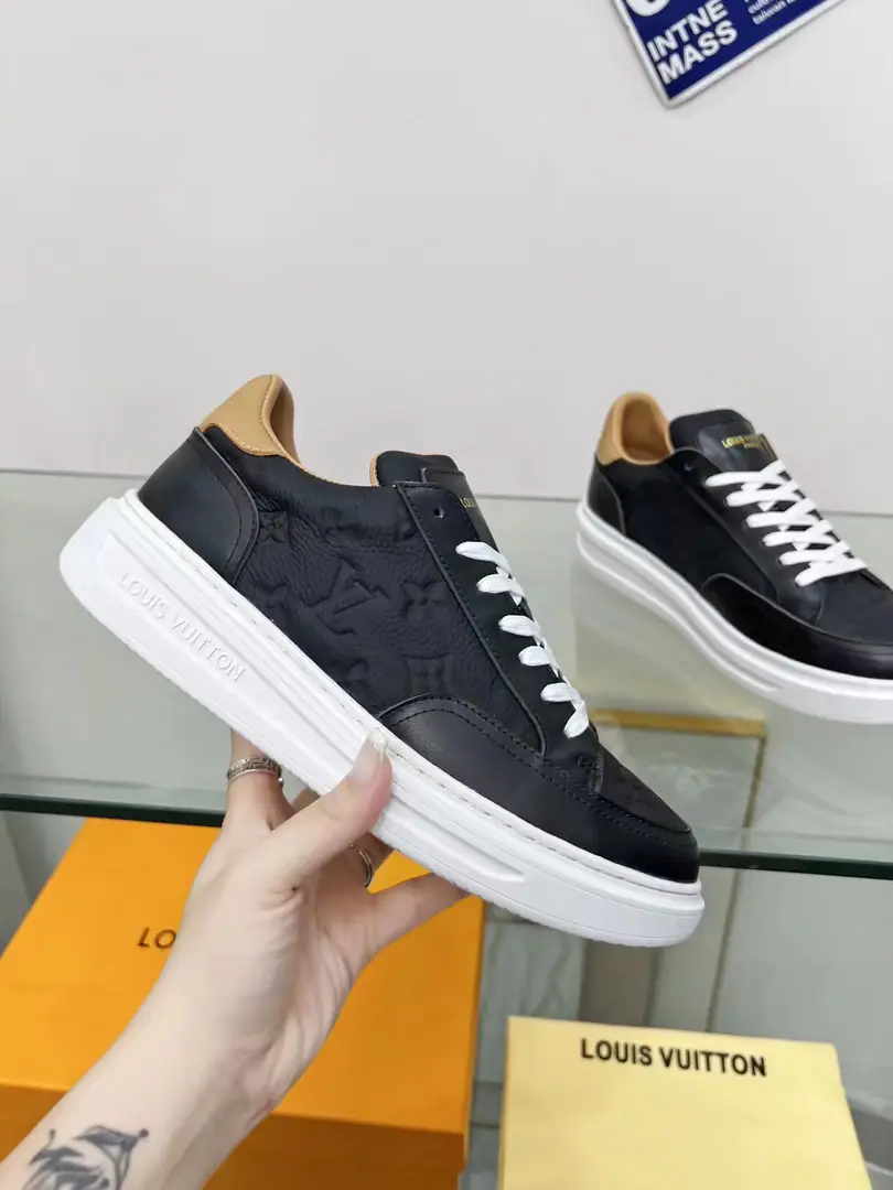 New🆕🆕🆕 LVSports shoes Paragraph Beverly Hills The sneakers are a local magnifying version of soft cow leather. Damier Pattern, And then we'll put a light and thick rubber under pressure on Louis Vuitton's logo.. I want to get a better feel at the bottom and the technology.. *Skins of vegan cattle., Yes, I do. Maxi Damier Pattern *Rubber *Shoe tongue., The back and the outer decks are marked as Louis Vuitton. Codes: Men39～45（38.46It's a deal.）