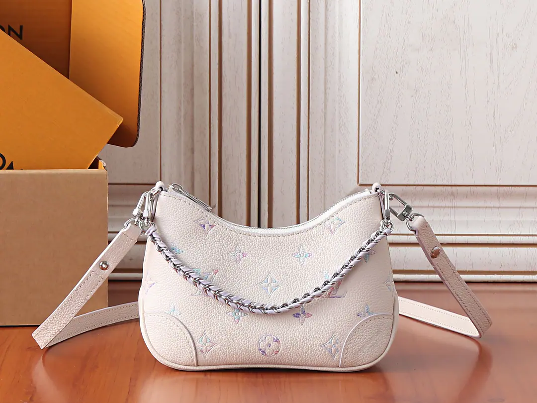 【 C01Dynamic chip】Top First List, Development of the original M29779✨‼️Paragraph Nano Boulogne Handbags. Quartz Leather., Shows with gradients of pink and chain rings style Monogram Empreinte The class of graceful styles.. A compact configuration can safely accommodate daily requirements, Weaving chains can be removed to ease shoulder or slash. 19 x 13 x 8Cm (Length x High x Kuan) Monogram Empreinte Link Quartz Leather. Cow leather. The leather side of the cow. Microfibre liner Metal Press button cut. The organ layer. Label pocket. Pocket Card Layer Shoulder belt.: Disableable, Adjustable Half a band.: 28.0 centimetres Half a length of the belt can be moved.: 50.0 centimetres Chain: Disableable Half a chain.: 15.0 centimetres