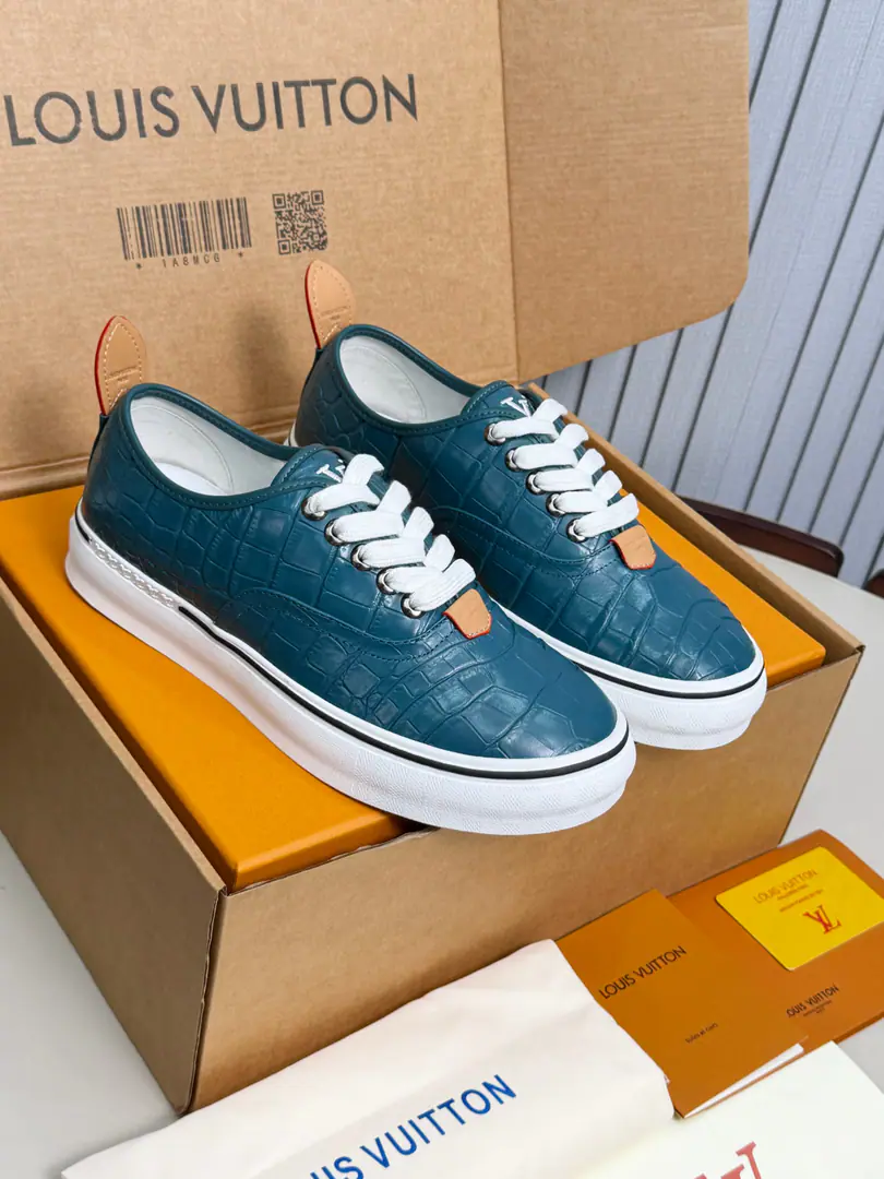🔥🔥🔥The money comes in.🎉🎉Wang Gale is a Paris fashion show.🎉🎉New shoes are made of red crocodiles with a tattoo of leather., With white shoelaces., Metal shoe holes and a simple white shoe bottom.. It's quite a luxury. size:39-46