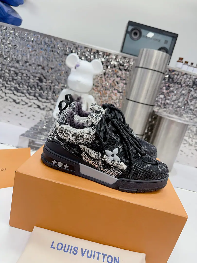 Get out of the factory. 【Drill slippers.】 𝙇𝙑 𝟐𝟎𝟐𝟑/𝐒𝐒 𝐧𝐞𝐰 Louis Vuitton's skateboarding., LOUIS VUITTON TrainerNo doubt the most successful brand of luxury has been launched.SneakerOne., But the search's not stopping., LOUISVUITTONAnd I'll be there.2023The spring brings a new skateboard series.. The new series in the graph is back.90Age Chunky Skate Shoes♪ I'm seeing ♪, Leather and web-based shoe-making, The fat contour and the rough shoelaces are so hot., I'm expecting it to be like this.TrainerI'm just as good as I am.. ♪ And then I'll be back ♪ DIORShow me the skateboarding., Maybe next year.ChunkyThe wind will be stronger.. Size:Women35-40 Men39-46