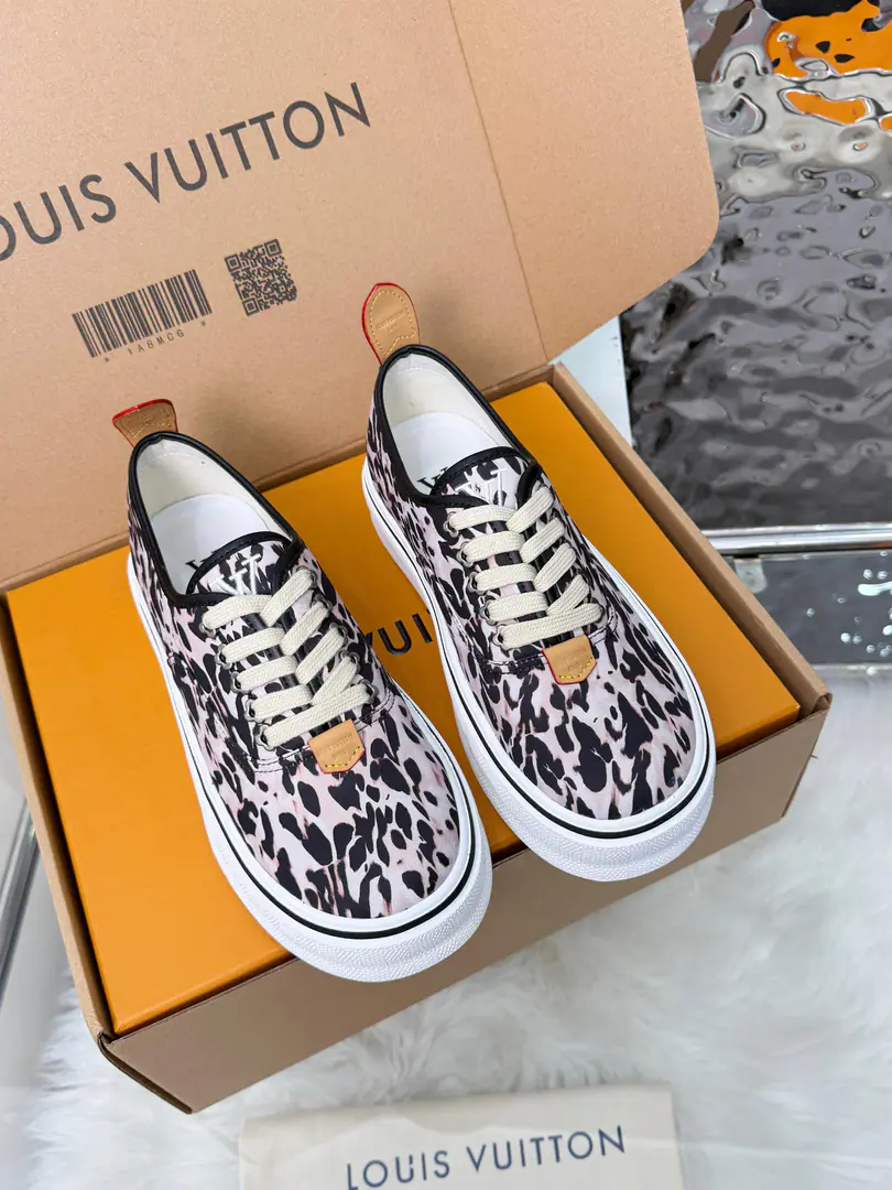 LV 27Spring and summer show.LV Combi♪ Flat-floor skateboard shoes ♪, - Don't worry about it.Pharrell WilliamsAnd he's got his new skateboard shoes.Combi: Low Gang!, 5Puncles., The suture., The bottom is rubber material. The shoes are all snake skin. Full package and plane box Men39-46（38 46You're gonna have to do it or not.）