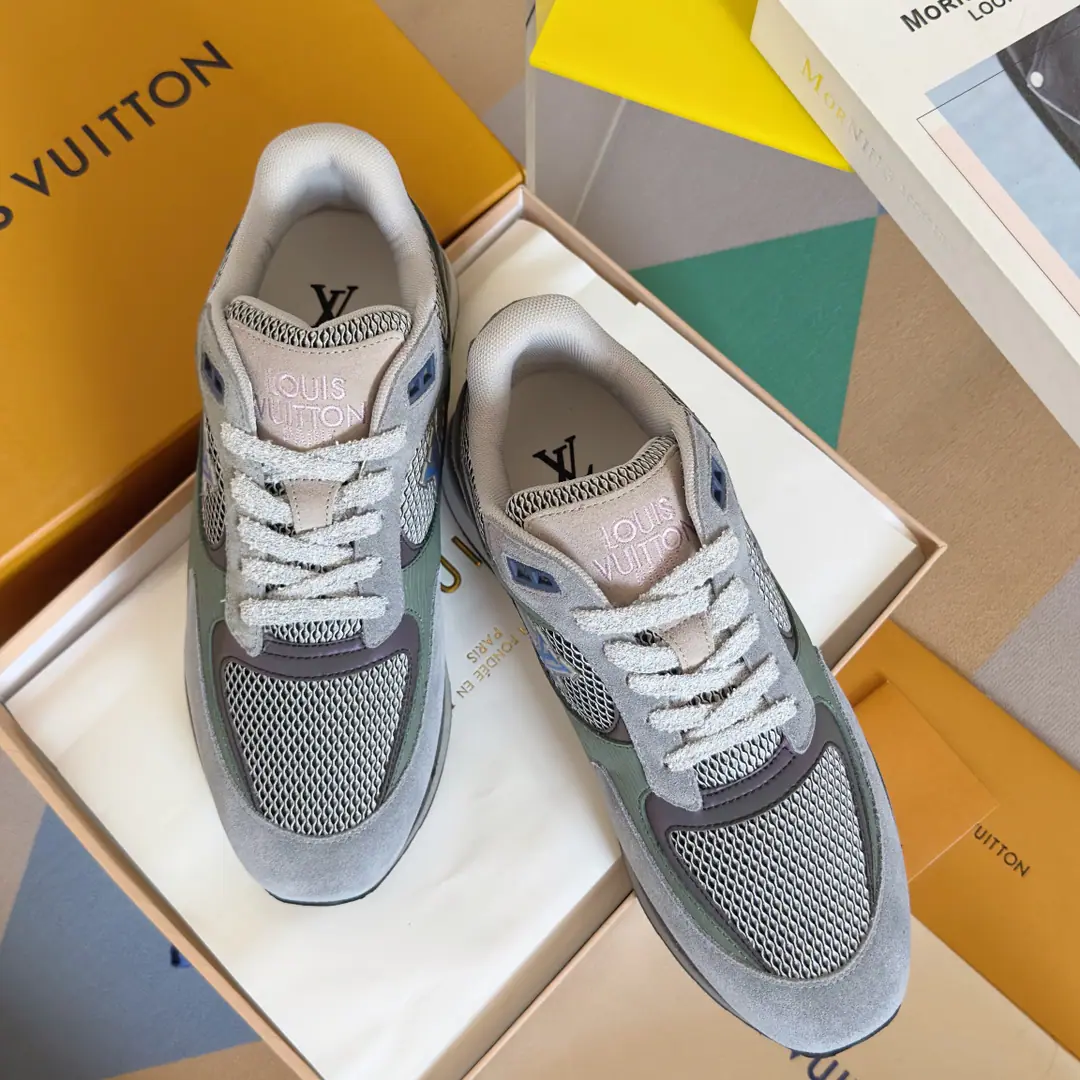 Top Version: Men LVLouis Vuitton. LHome. Donkey. RUN AWAYSeries Leisure Sports shoes Original procurement development Make the goods. Paragraph Run Away Sports shoes, fit. Monogram Daningbu and the technology grid., Showing the inspiration of running shoes.. Don't get into the work detail., Embroidery LV The letters were swayed over the side with the long tail of the comet., Louis Vuitton's logo is a shoe-strap. Send a cabinet for fine packaging🛍📦 ▪️Fabulous.: Original import of head-level cattle skin+Network ▪️Uchi.: The original imported air network. ▪️Shoes under the sole.: Original OpenEVA+TPUMaterial ▪️Bottom: 4CM ▪️Size: Men39-45（Custom46/47）