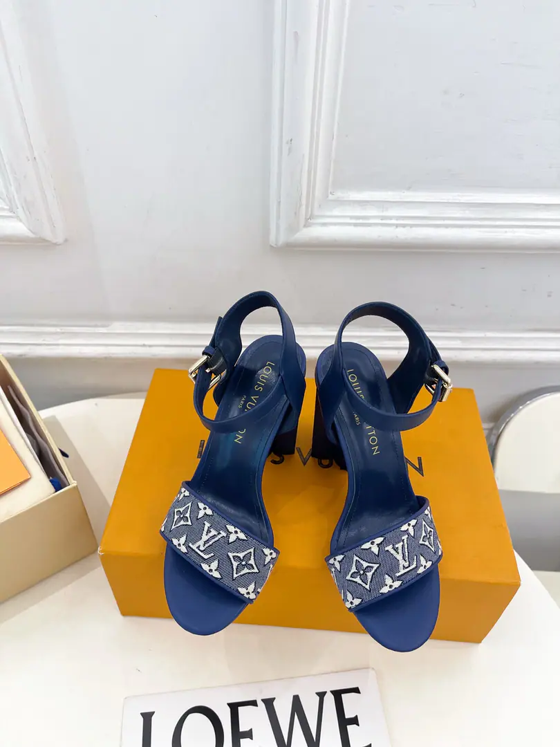 LV | Louis Vuitton. 26𝐬𝐬 🧡💚2026New Top Version⚠️Original unamended The owner of the counter is making a new payment. LVClassic♣️The clubs and the heels. New hardware.🆕 ❥BSRequisition level！It's a great sense of excellence.！A huge amount of money from domestic and international bloggers., Old and fashionable. The upper toe blew up.！The boss's push.★ ━━━━━ ЅᏇєєt ━━━━━ ▪️Shoe.: High-prescription imports of leather ▪️Uchi.: Imports of goats and goats ▪️Otsumi!: The original Italian is a big one. ▪️He's tall.: 10cm ▪️Codes: 35-39（34, 40, 41Custom without re-offer） ▪️Plant price ▪️Numbering: 2608001
