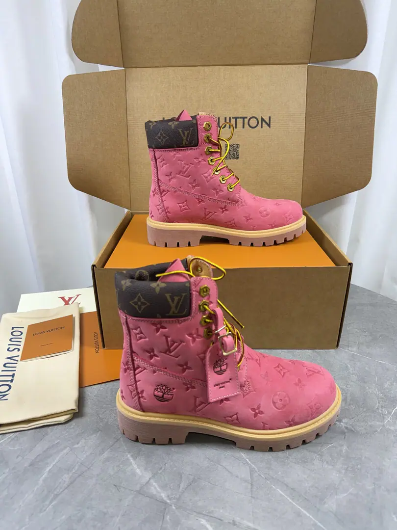 Top Version: Couple money.LV x Timberland - Timper. Joint contributions Old flower. Pump flowers. Big yellow boots. And ankle boots. Short boots. LV x Timberland And the ankle boots. Monogram Water-proof, velvet-faced cow leather., The master craftsman of the brand is a master of the Italian classics. Timberland 6 Inches of boots., You can see it in American style. Pharrell Williams Made it. 2026 Autumn Men's Dress Show. Monogram Scratch., Timberland The original shoelaces and the outer lookout detail., Leather tags are written collaboratively Send a cabinet for fine packaging🛍📦 ▪️Fabulous.: Original customized import of head-level cattle skin ▪️Uchi.: Original custom skin/The net. ▪️Otsumi!: Original modeling of slide-resistant rubber material ▪️Bottom: 3.5CM ▪️Size: Female35-40 Men39-47Batch