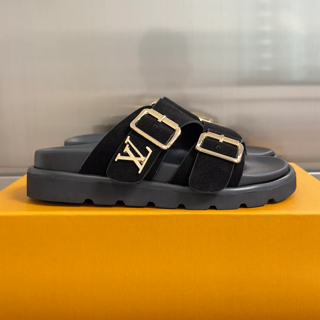 Top Version:Couple money. LVLouis Vuitton. LHome. Donkey. Thick Double buttons. Floor Beach shoes. Shoes. LVThis pair of pairs of thick slippers., Metal double button, It's a very good touch.！Dark design, I'm getting taller and comfortable., I'm always wearing clothes or on vacation.. Metal buttons are reconciled, Foot-tailed, Fashionable and practical, It's the high end of the summer. Send a cabinet for fine packaging🛍📦 ▪️Fabulous.: Original customized import of head-level cattle skin ▪️Uchi.: Import soft skin ▪️Shoes under the sole.: Original model rubber bubble material ▪️Bottom: 3CM ▪️Size: Female35-42（40 41 42I'll make sure I don't change it.） ▪️Size: Men39-46（45 46 I'll make sure I don't change it.）