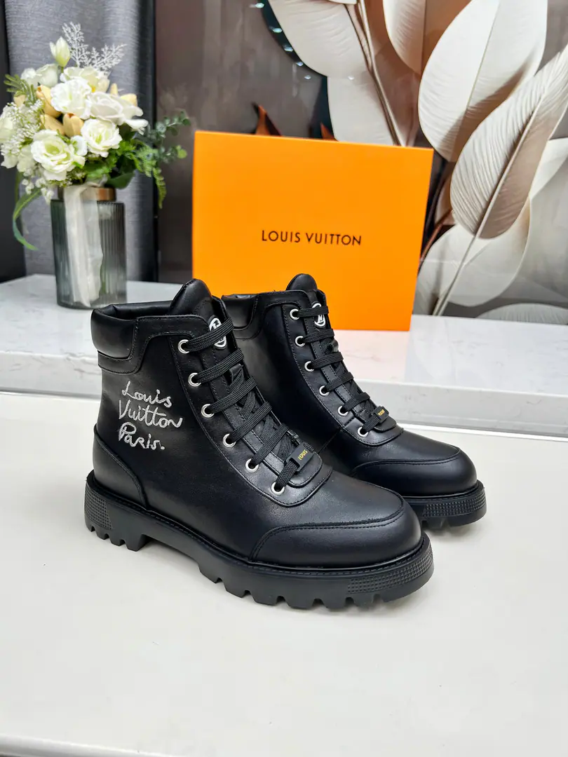 🌹🌹🌹Louis VuittonLouis Vuitton.2026Autumn and winter. High-end custom 1: 1Cycling Big stars, red-hot shows. Paragraph Territory Flat boots, smooth-skinned leather and... Monogram Skins of the oxen., Leisure boots with metal eyes and contour rubber on the outside. Metal LV Circle Sign the shoelaces., Fahrenheit. Precipitation: Bullskins. Uchi.: Lamb skin. Curtain: Original Open Colours: Black cloth. Black Full Skin Curry Codes35One.40（41 42Customable No re-election.）Welcome to the boss's opening.
