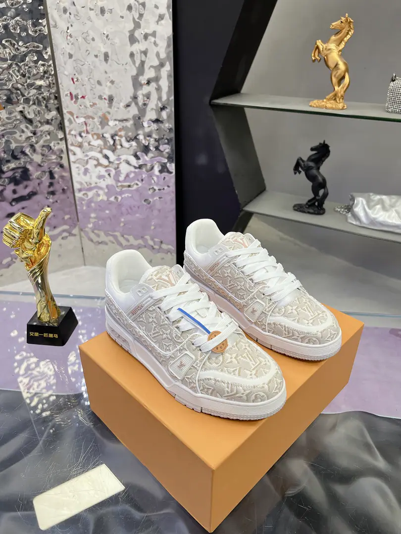Plant Original development Quality out. Welcome to the comparison. ❥❥❥❥❥❥LVShoes Series LV Trainer MaxiThe sneakers bring in the loose contour of the dress series.VirgilAblohIn the pen.LVTrainerSports shoe design, Yes.2026Spring and summer boys show.. The skin of the cow and the face of the skin, the fabric and the laces., And with a bunch of beads, you can see the classics.. LVLetters with shoe tongues, MonogramFlowers are outside.. Mixed Materials It's made of top-deep cow skin., Import custom-made cowboy cloth packages, Coarse shoe tie-tape design, Sideband Monogram Big stamp., Shoe tongue and back heel.”lv 54“Emblems., There's a rubber coat. Monogram Flowers., The cotton in the web., Comfortableness is as great as ever., The legacy of the good., Quality is paramount., Worth it.！ Codes: Female35-40 Men39-45 ♡Full package with original gift box