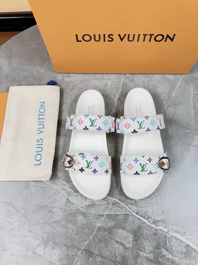 LV2025Spring and summer slippers.🌟The belt buttons can be strained. The sand is full of it. Original OpenLVMetallogoDecoration It's so fashionful and beautiful.🤳🏻Shoe-faced cow skin./Customize imported flower fabric/The original old flower leather. In the skin of the sheep. (Water table+Fly-resistant.+Rubber bottom)Three layers of a combination of the bottom. 🔶Size: Women35-43Men: 38-46