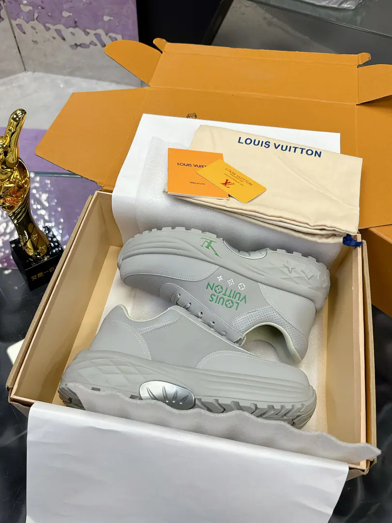Plant LVThe latest sneakers. Out of the house, mountain shoes. 2024🔥LV | Louis Vuitton. Requisition level！It's a great sense of excellence.！A huge amount of money from domestic and international bloggers., Old and fashionable. The upper toe blew up.！The boss's push. ▪️🌹 Shoe.: Original customized silk cow skin ▪️ Uchi.: Import into the air network. ▪️ Otsumi!: OriginalTPUOtsumi! ▪️ Shoes.: 38-45（38 Custom without re-offer）