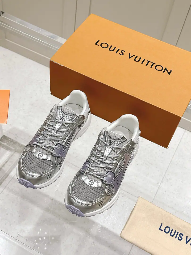 LV Louis Vuitton.LHome. Donkey. LatestOlympiaSeries Couple money. King of Silver Horn. Leisure Sports shoes Run-shoes. Paragraph LV Olympia Technical and technical materials such as the mesh and metal-skinned leather for the integration of sneakers, Design classic shoe remodeling with a simple and easy view.. Light EVA The exterior performance is a snuggler.. Monogram Presses with LV The letters and the details are rich enough to create a sense of recognition. Send a cabinet for fine packaging🛍📦 ▪️Fabulous.: Original imported technical fabric+Network ▪️Uchi.: The original custom-made air network. ▪️Shoes under the sole.: Original model rubber bubble material ▪️Bottom: 3.5CM ▪️Size: Female35-40 / Men39-44