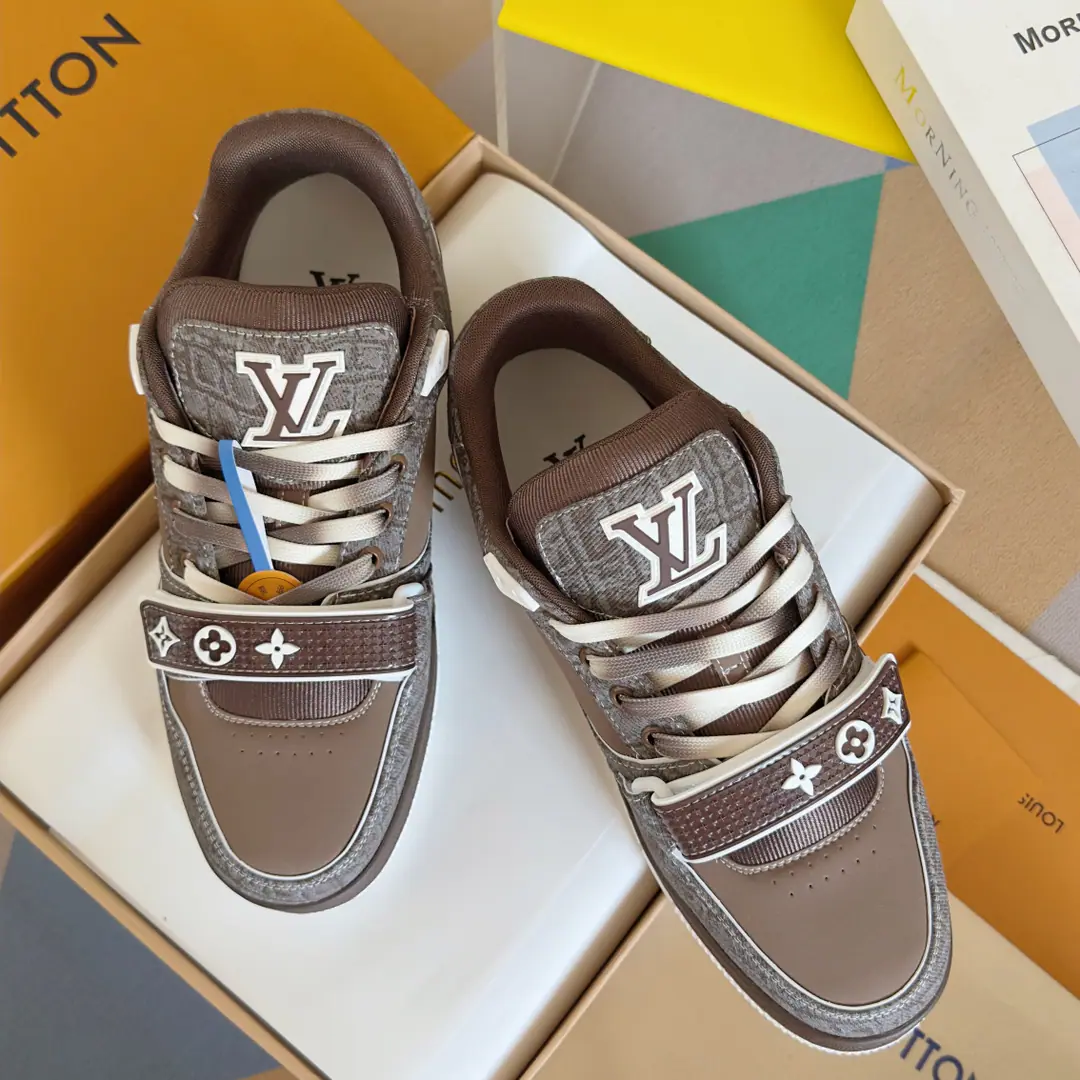 Top Version: Men LV TARINELouis Vuitton. Donkey. LHome. Couple money. Leisure Sports shoes Skis. Original procurement development Make the goods. Paragraph LV Trainer The sports shoes are inspired by the leather of a peared cow to recreate the ancient basketball shoes., And then we'll make it out in bright colors. LV Colormania Series Identity. Shoe. LV Alphabet and external Monogram The rubber labels, flowers and so on, perfected the whole thing. Send a cabinet for fine packaging🛍📦 ▪️Fabulous.: Original customized import of head-level cattle skin ▪️Uchi.: The original custom-made air network. ▪️Otsumi!: Original Open Model Slide-InTPUGroup Bottom ▪️Bottom: 3CM ▪️Size: Men38-46