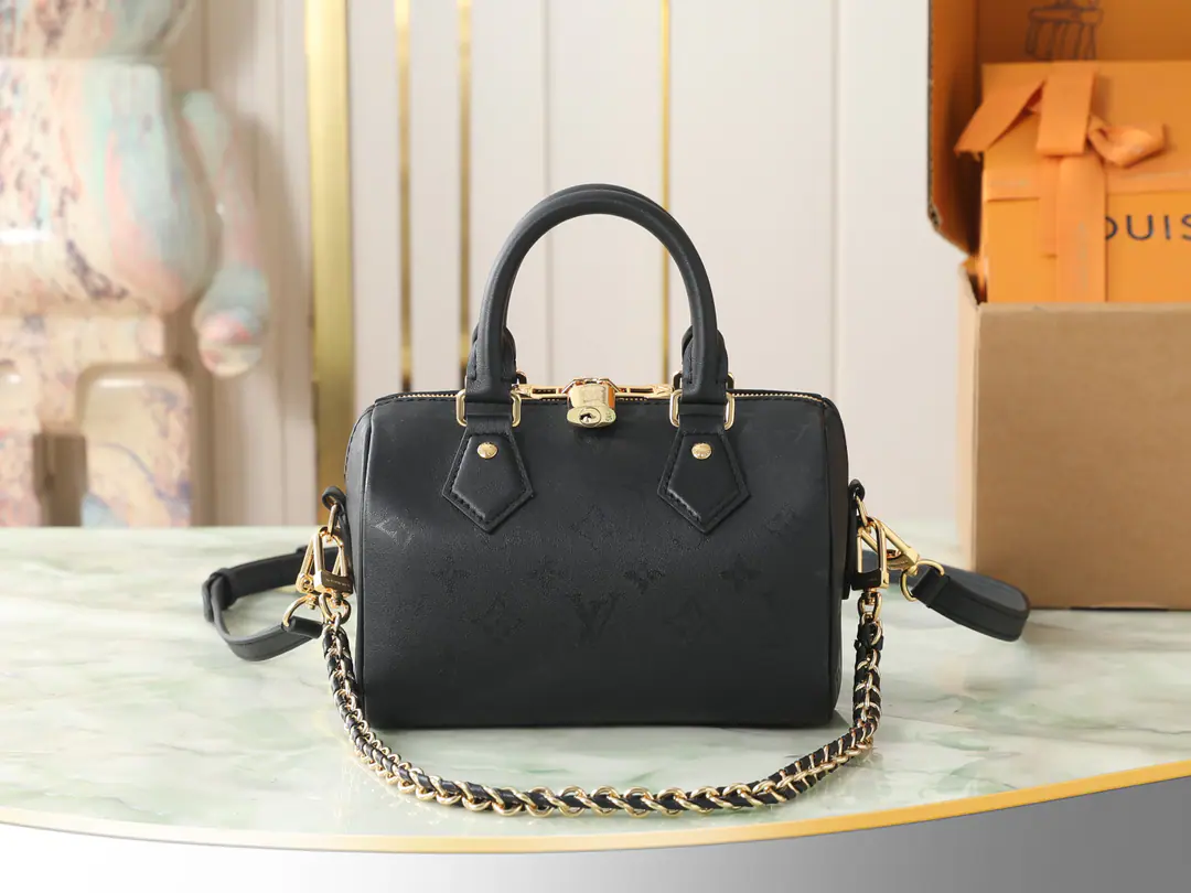【Top First List It's so exclusive.】M3A Black Flakes Chain bag.speedyA pillow bag. SPEEDY BANDOULIÈRE 20 Handbag. Paragraph Speedy Bandoulière 20 ♪ The bag is new ♪ Monogram Ink Marking, The brightness of the surface captures the shadows from every angle.. The leather material shapes the classics., LV The metal details of locking and knitting chains and so forth are highlighted in a elegant shape.. Wide space to accommodate daily requirements, There are many ways to carry back.. Dimensions: 20.5 x 13.5 x 12 centimetres (Length x High x Kuan)