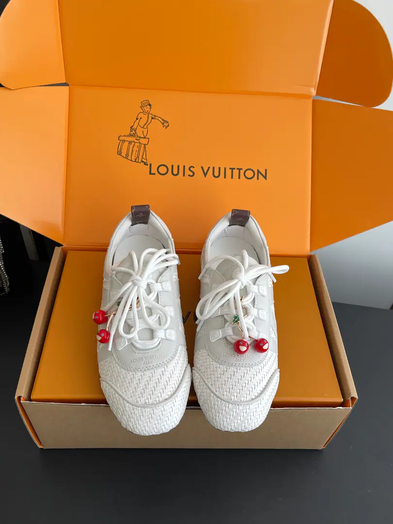 [🍒Cherry.➕60] 🏧𝐋𝐕 SneakerinaThe ballet shoes. Flat shoes, leisure shoes. Paragraph LV Sneakerina Ballet sneakers for summer., Will Monogram Daningbu is a fine match with the same colored cow leather.. The pair of shoes with the color. Monogram Flowers hanging, It's a fun one.. Sides are accelerator. LV Letter and rubber Louis Vuitton logo, The distinctive features of the current design. Monogram Daning's fabric./Cow leather./A leather belt. Louis Vuitton ElementsSacchetto Process infusion TPU Outside Codes: 35-41（40.41Do it.）