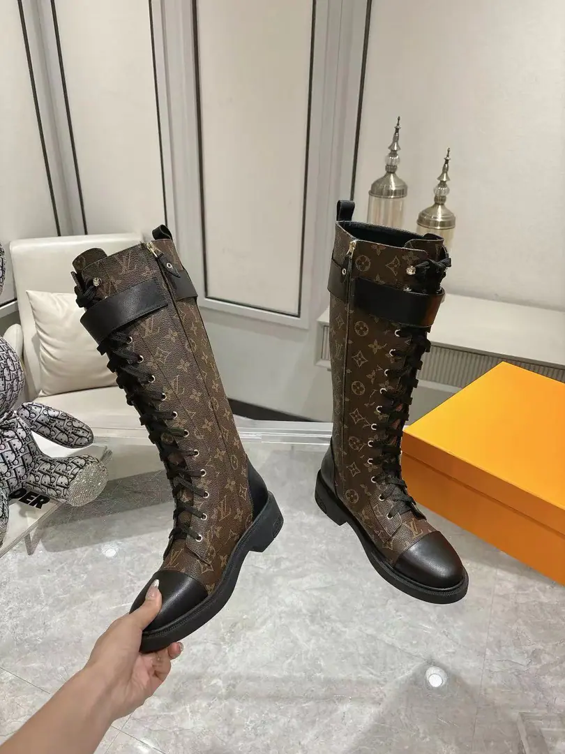 🌹🌹🌹Louis VuittonLouis Vuitton.2026Autumn and Winter High-end Customise The big stars are a red-hot show., A hundred-year-old classic., Excellent process., The upper foot is comfortable. Side zipper design is easy to wear.. Paragraph Citizen The flat boots are a sly leather for the military., I'll borrow some more. LV Capucines The markings are remixable. Capucines Handbag.. Heel. LV The letter is a very good one. Lozine Arrange. Fabulous.: Full-pumped cow skin. Uchi.: Bullskins. Curtain: Original Open Otsumi! Original Open Colours: Black Curry Codes36One.40（41 42It's a deal. No re-election.）Welcome to the boss's opening.
