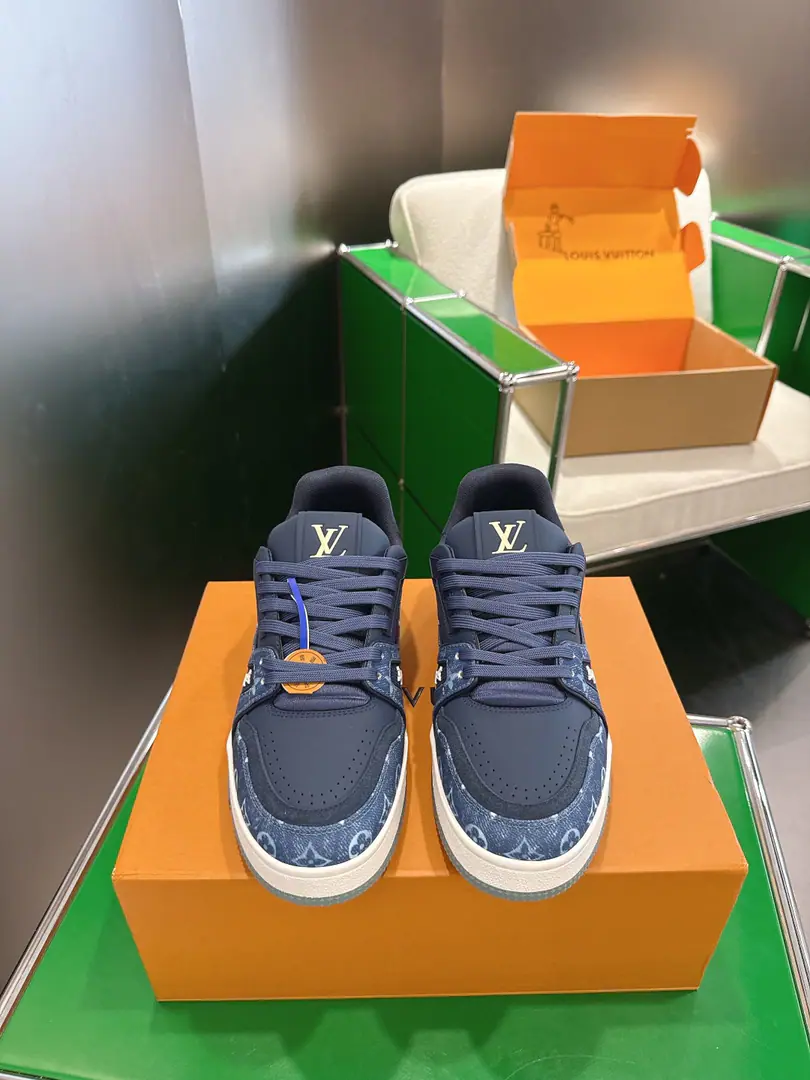 Louis Vuiton Louis Vuitton. Trainer- Series of basketball shoes. Shoes.‼️ LV TrainerThe sneakers were designed by the designer.Virgil AblohThe classic idea inspired by the ancient basketball shoes., This time, we'll be swirling the leather and theMonogramPumped-up cow leather., And...MonogramFlowers on the rubber bottom, ♪ A bright leap in one colour ♪！ Bottom: NYO3cm Codes: 35-44