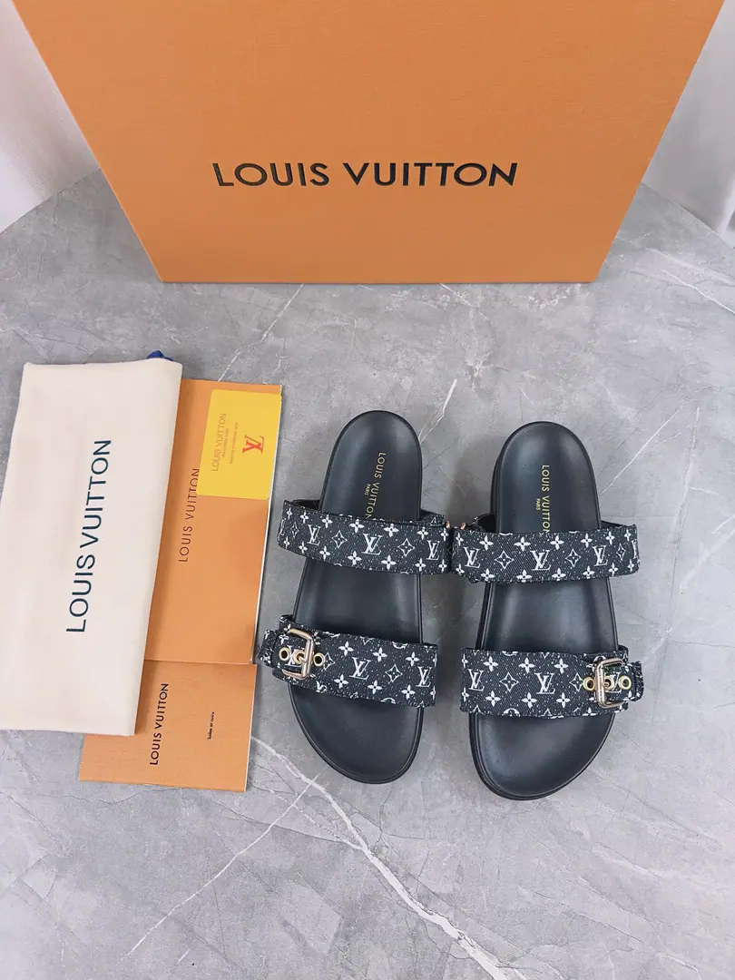 LV2024Spring and summer slippers.🌟The belt buttons can be strained. The sand is full of it. Original OpenLVMetallogoDecoration It's so fashionful and beautiful.🤳🏻Shoe-faced cow skin./Customize imported flower fabric/The original old flower leather. In the skin of the sheep. (Water table+Fly-resistant.+Rubber bottom)Three layers of a combination of the bottom. 🔶Size: Women35-43Men: 38-46