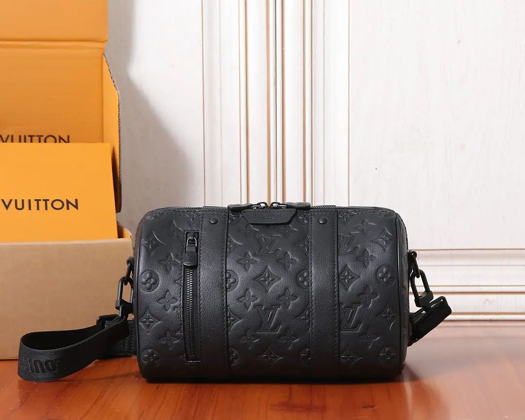 【 C01Dynamic chip】Top First List, Development of the original✨‼️Paragraph City Keepall Handbags. Monogram Shadow Cow leather., Monogram The pattern is printed on a soft surface with the pressure.. The cattle leather reinforced sidebands are traced back to the classic contours. Keepall Symbolic design of the series. Dismantled and regulated shoulder belts provide comforting shoulder and slanting experience, Accomplishments are a daily companion.. Monogram Shadow A pair of zippers with a metal piece and a large number of zippers in a single strap in the front of the strap.: Disableable, Adjustable！！Model:M26750. Dimensions:27.5x16.5x15CM