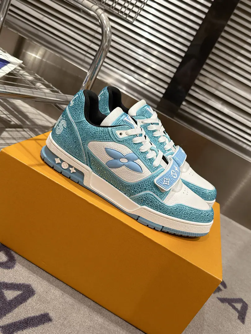 🏧𝗟𝗼𝘂𝗶𝘀𝗩𝘂𝗶𝘁𝘁𝗼𝗻Couple money.👫" LV trainerGlobal limitbulingbuling✨The top-of-the-shoe Quality of the Recreational Sports Shoes Series！ Louis Vuitton, Director of Art.Virgil Abloh The new revolutionary work that we've brought in. I want to put street style into shoe-shoe fashion., More young., Diversity. You're more personal with different socks.😍 Original custom-made cow skin.A special stamped cowboy cloth package. The luxuries of the membrane crystals can't drill. Packet process Solid sewn by locks TPUThe original is comfortable. Full package with original gift box Size35-45 [Women40.41Men45Do it.]