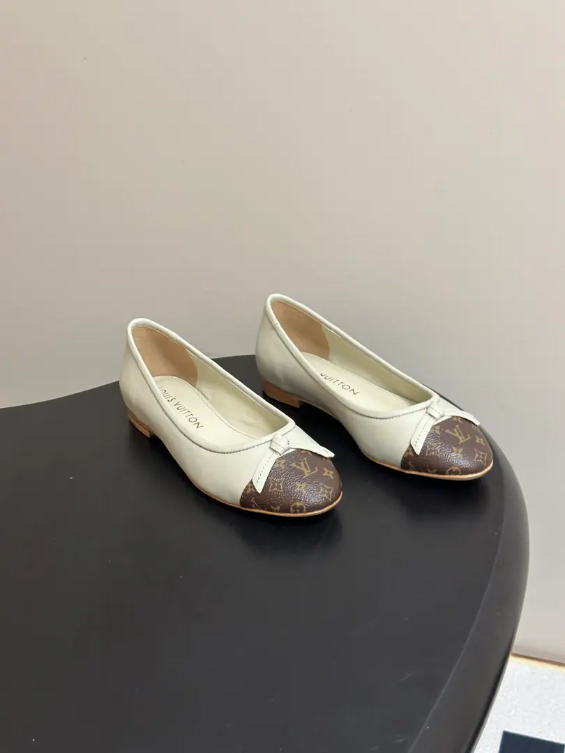 26SsSpring new moneyLouis Vuitton LV X TM DARLING The village of Ryu, the old ballet and butterfly, is a classic colored single-shoe match./Fly-faced boat shoes. ParagraphDarlingBallet soles are used in a lot of ways.Monogram MulticoloreThe canvas., To Louis Vuitton and Japanese artist Utshiro.. A classic ballerina shoe with a little skin. The tan edge and the bow., Soft leather soles are perfected and ready to fit.. Shoe.: Customize old flower skins/Lamb skin./Psych, skin. Inside, put your feet on the inside.: Lamb skin. Shoes under the sole.: Italy is a big-ass country. Codes: 35-39（40.41.42I'll make sure I don't change it.）