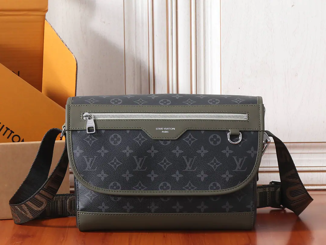 【 C01Dynamic chip】Top First List, Development of the original M28629✨‼️Paragraph Courrier Postman packs are used Monogram Eclipse The canvas., Inspired by the... 2000 The Japanese street dress style of the era, It's a pair of fine leather.. The zipper and the flip-over bag provide ample room for the harvest., Query for the straps to be reconciled.. 37 x 27 x 12CM (Length x High x Kuan) Monogram Eclipse Tiled canvas. The leather side of the cow. Built liner Copper metal pieces The caps are with the zipper. The top is covered with a front-end bag. Big-bond main partition. Storeable 11 Inches flatboard computer Inline bag The front is all right. D Circle Shoulder belt.: Undismantable, Adjustable Half a length of the belt can be moved.: 70.0 centimetres