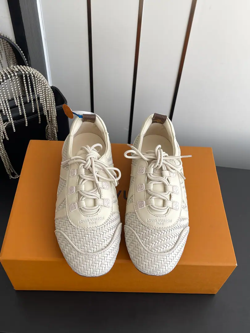 🏧𝐋𝐕New Series Ballet sneakers. - Tetsu. Sneakerina Ballet wind shoes make flow lines with silky cow leather. The comfort of lightly shaped and sports shoes with ballet shoes. Side LV MarkingMonogram After the canvas, bring the details. Sacchetto Process and TPU The outside is a softer dress. Three pieces of accessories. Make it work.. The original top-of-the-wall cow.+Weaver materials Inside, customize the air network using the original. Original version to open NoteTPUMaterial Codes: 35-42（40.41.42Do it.）