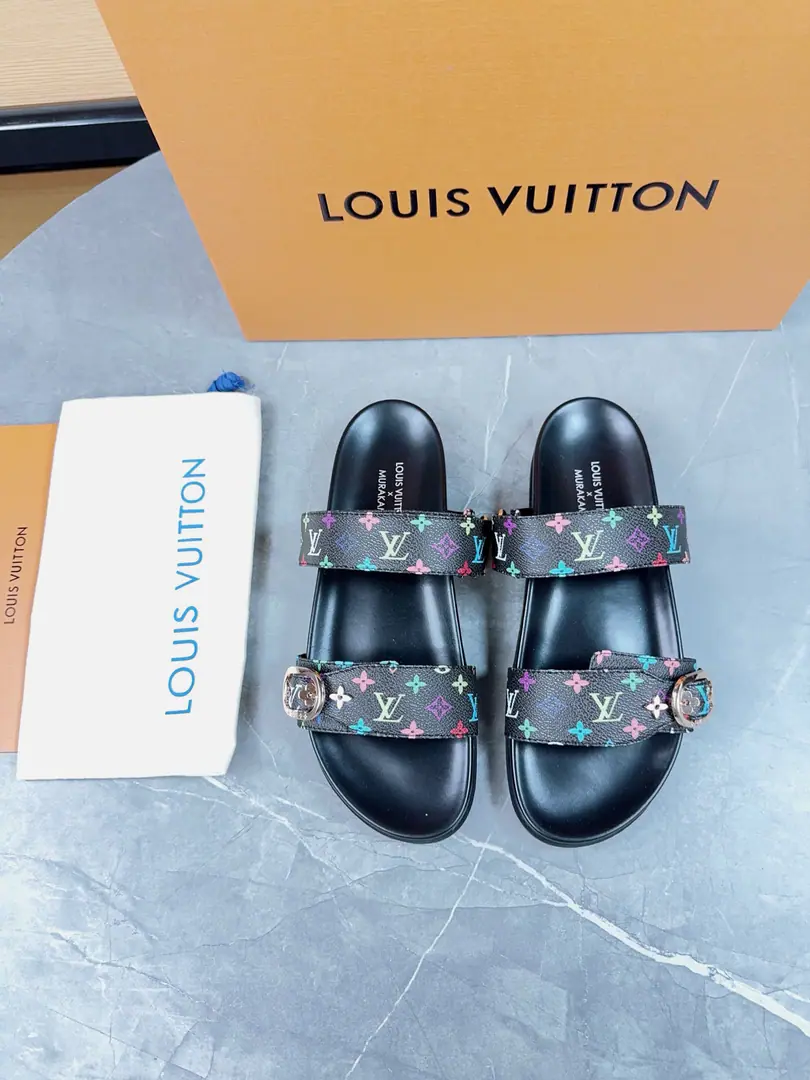 LV2025Spring and summer slippers.🌟The belt buttons can be strained. The sand is full of it. Original OpenLVMetallogoDecoration It's so fashionful and beautiful.🤳🏻Shoe-faced cow skin./Customize imported flower fabric/The original old flower leather. In the skin of the sheep. (Water table+Fly-resistant.+Rubber bottom)Three layers of a combination of the bottom. 🔶Size: Women35-43Men: 38-46