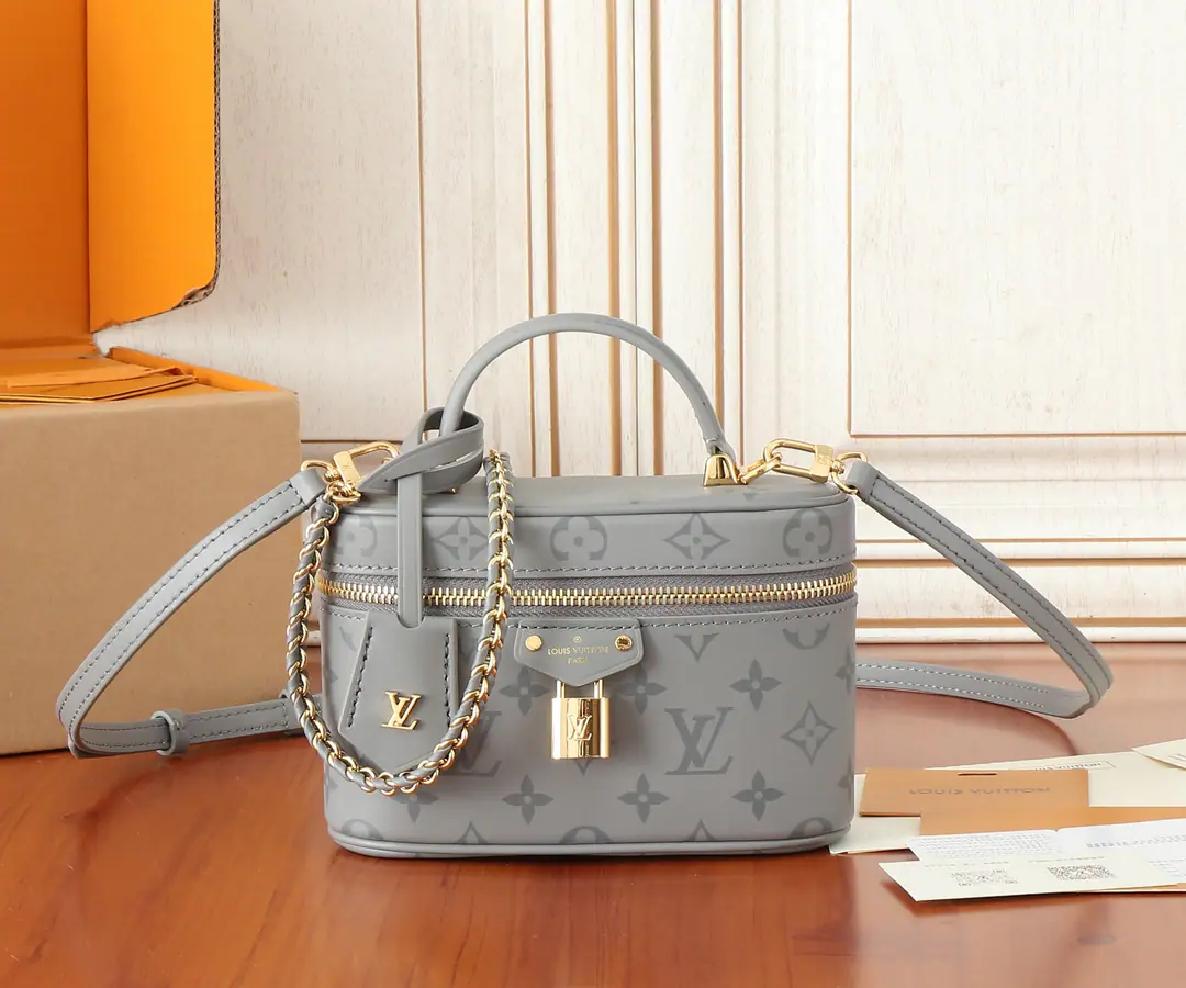 【 C01Dynamic chip】Top First List, Development of the original✨‼️Paragraph Vanity Chain Pouch The handbag is to the classic. Nice Make-up bags are inspired., By Monogram Pattern 2024 The creative thinking of the autumn and winter show., It's a smooth leather handle.. LV The mark is locked., The leather key bag and the knitting chain together refine the details.. A strip of metal is tied to a microfibre on a cow leather leather. LV One key for the letter, one shoulder belt.: Disableable, Adjustable！！Model:M12427. Dimensions: 19x11.5x6.5CM