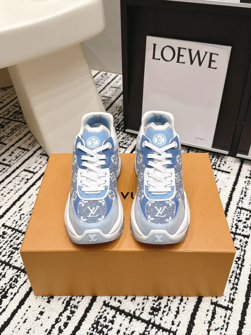 Requisition level #Female Louis Vuitton Run Away 26/New paragraph Leisure sports shoes​​ This is... ​​Louis Vuitton Run Away Sports shoes​​, White net shoes with silver leather., A light blue dot in the shoe tongue and shoelaces., Dark design, Both the tongue and the side of the shoe. LV Circle logo. The whole thing... LV Two years of a hot, old-fashioned shoe.. The shoes are not bad., A few key points. ​​Quite new.​​: White + Silver + The blue color is very good., Summer is a perfect dress.. ​​We're getting thicker.​​: It's a certain increase., But it's not that big a deal., It's natural to wear it everyday.. ​​I'm gonna get some air.​​: It's not boring in summer., Comfort is good in the same price.. ​​More colours​​: Except for this white blue color., And black and white., Pink, Full white waiting for multiple colours. Size: 35-39（40.41I'll make sure I don't change it.）