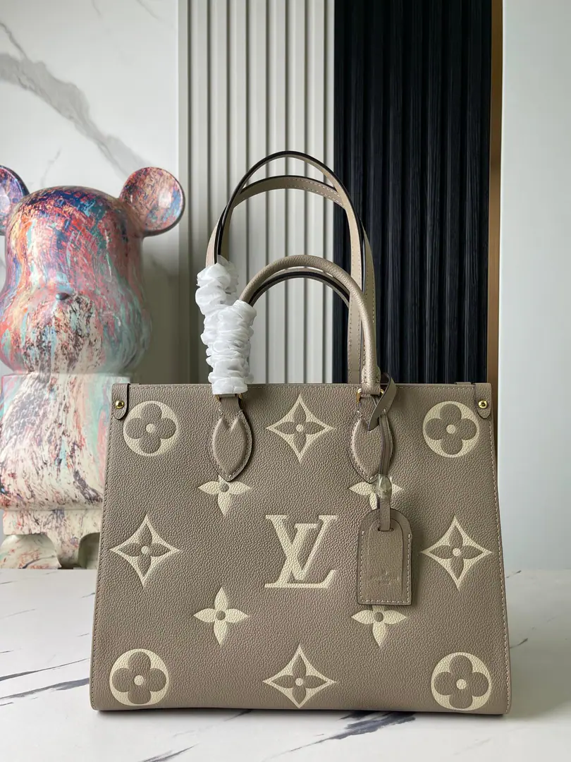【Top First List It's so exclusive.】M45494Greymark ParagraphOnTheGo Medium ToteThe bag will beMonogramThe pattern is printed first, then pressured to softly punctuated cow skin., It's got a lot of laptops and other office supplies in it., Long handles for hand or shoulder., Skin of a bull with a grain of pressure., The pear of a cow., Superfiber liner, Metal, The zipper's in the bag., Double bag., Hand handle.. Details34.0 x 26.0 x 13.0.