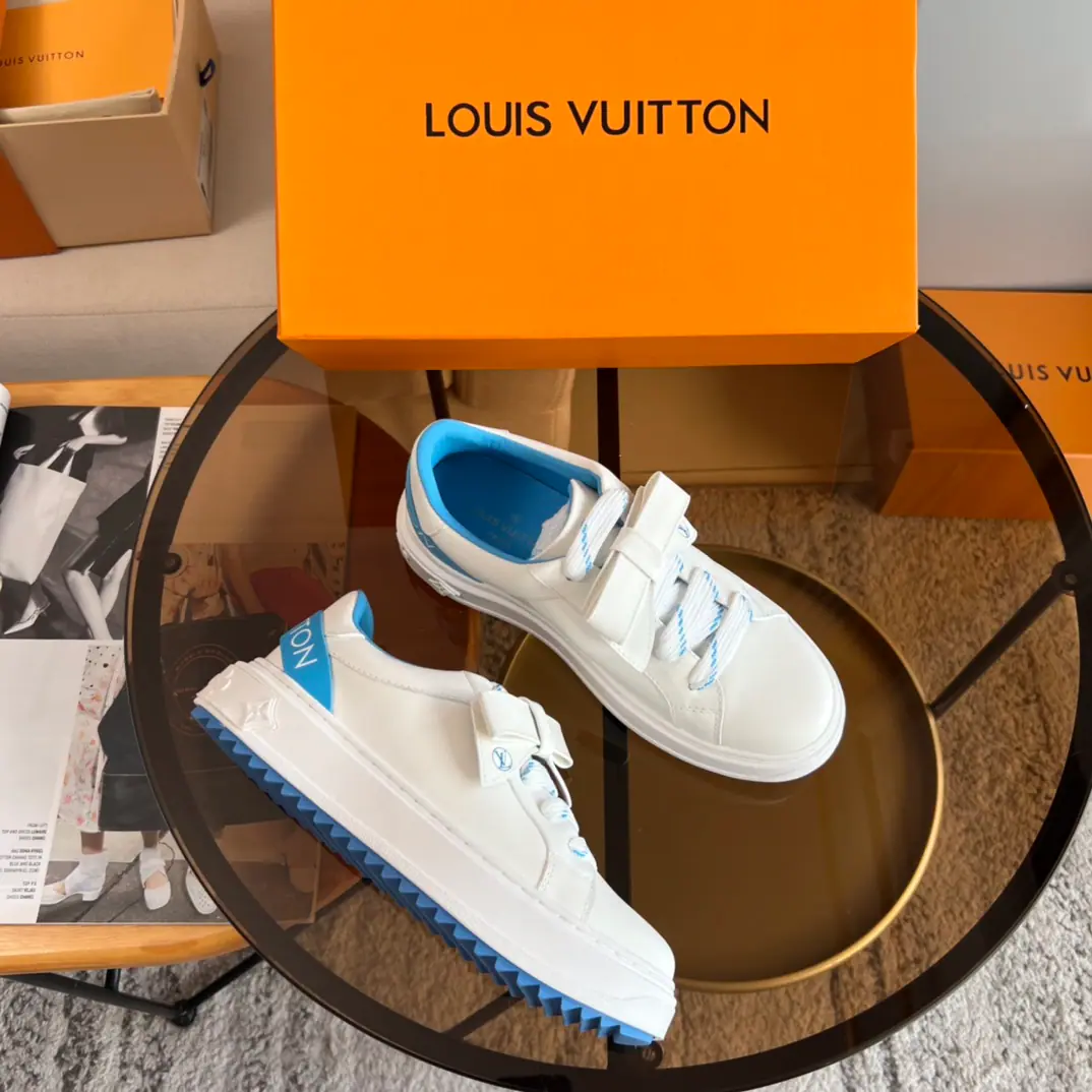 LVA pair of fairy-shoes will conquer.~ A nice, beautiful, clean pair of white shoes.~ Yeah. It's so simple., This way. Ewey's a little...~Cavay's little white shoes. I felt a little bit more of a girl on my upper foot., Ha ha!, And... Design shoe-faced sculptor The drill is full of high-end., After And design details., That's it.⊙⊙ The network is out of stock., Come to my house and fly straight now. High-end quality, After the sale,. size35~39