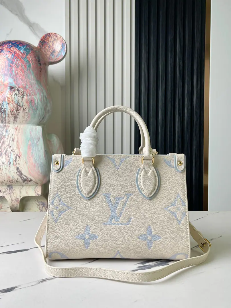 【The top one is just the same. It's a solo shoot.】M46833White M46569 Paragraph OnTheGo Small pocket. Monogram Empreinte Leather., Moderate LV Letters and Monogram Flowers on the tattoo., ♪ And the little square is a real shape ♪. Caught a top-stuffed handle and a disassemble shoulder belt., Decree iPad Mini When the little things are ready.. Detailed features25 x 19 x 11.5centimetres(Length x High x Kuan)