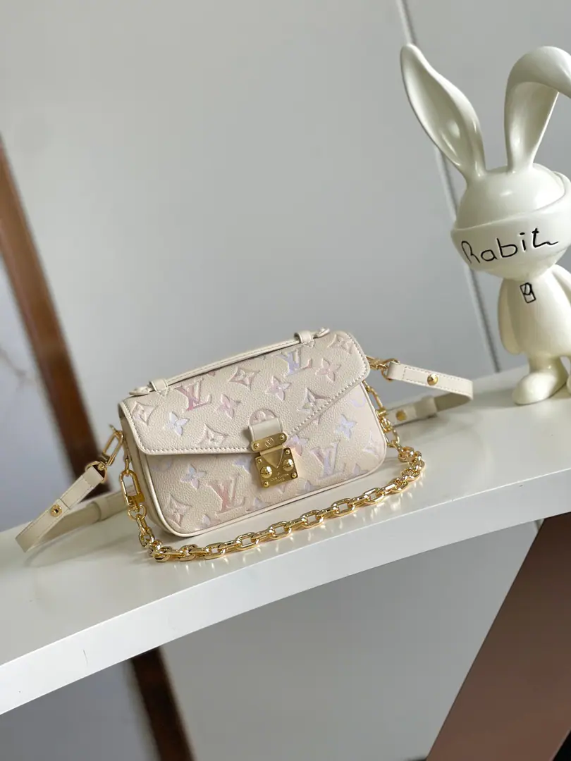 【Outside Haiwon‬Single A home of the truth.‬Shoot.】Half Steel ChipM25682White Gradient Full Skin Mail Pack Series Small East West Métis Handbag. The mailman has a small number. East West Métis The bags are in fashion-backed bags., The flu is so rich.. The little one chooses soft.Monogram EmpreinteLeather fabric., It's a match. S-lock Locker and fashion top handle., ♪ Shining the light ♪. Different functions, Space Wide. You can take off your long shoulder belt so you can slash your shoulder or slash it.,I'm a regular companion.. Dimensions21.5*6*13.5cm.