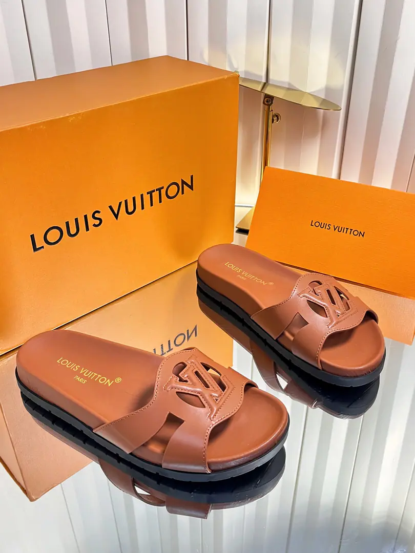 LV｜ISOLA COMFORTEmpty slippers.✨ The counter.26Summer main boost., He's a very human being.IsolaThe series of chills., It's empty.LogoDesign is so low profile.. Import of head-story parchment+Cows are counter-feat., EmptyLVPrecision cutting Full leather mattress bed., You're not tired walking around in your long clothes. Original flower-stressed, slide-proof rubber floor. size: 35-39（40.41.42Do it.）