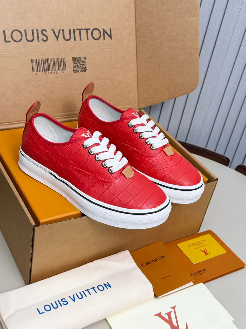 🔥🔥🔥The money comes in.🎉🎉Wang Gale is a Paris fashion show.🎉🎉New shoes are made of red crocodiles with a tattoo of leather., With white shoelaces., Metal shoe holes and a simple white shoe bottom.. It's quite a luxury. size:39-46
