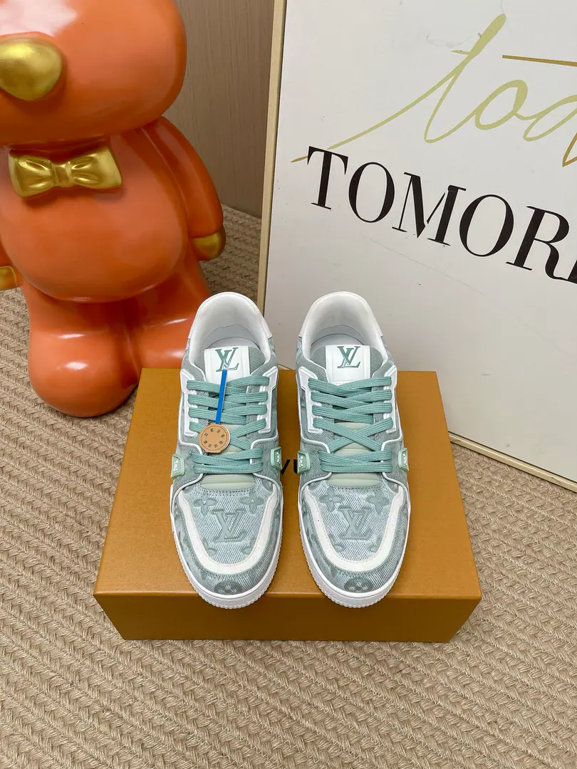 Top Version: Couple money. LV trainer~~New Upgrade~~Classic Return❗ Couple money., Skis., Basketball shoes., Sports shoes…… LVNew Sports Series. The reenactment.. Into the family's many classics.. Super handsome.~~ Full leather fabric., MatchLvThe badge., In the airnet., Original Base, Original shoes,, More details are perfect for the big stuff. size: 35—45（Women41.Men45Do it.）