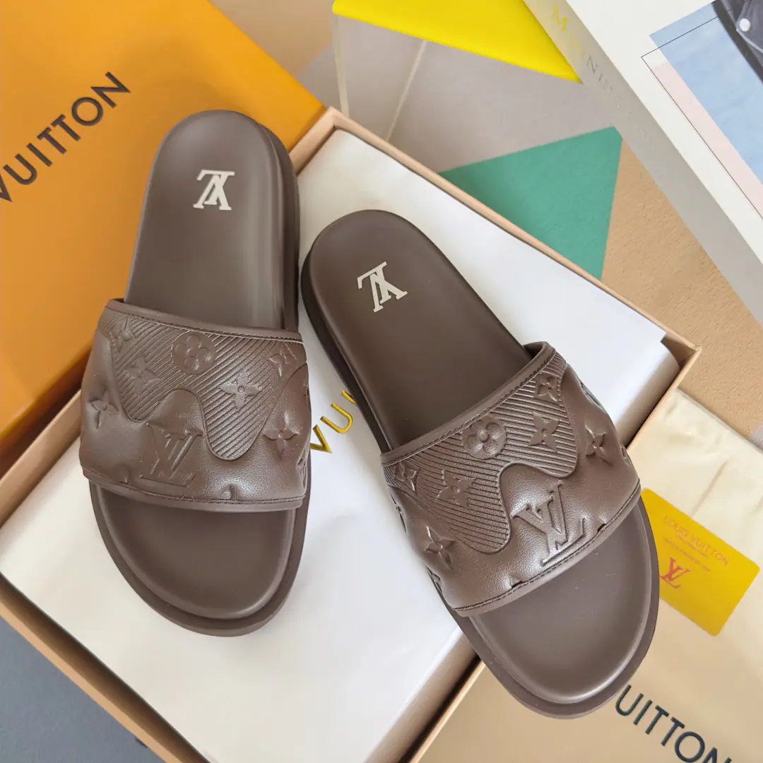 Top Version: Men LVLouis Vuitton. Donkey.LHome. MiamiSeries Emboss Pump flowers. Cool. Original procurement development Make the goods. Paragraph Miami The cool drag will be enlarged. Damier Weaving the pattern into the surface of flowers, ♪ And then a breath of grace ♪. The broad shoe face can be tangled by magic., It's a combination of a resilient shoe pad and a light microbone. Send a cabinet for fine packaging🛍📦 ▪️Fabulous.: Original customized import of head-level cattle skin ▪️Uchi.: Imports of soft sheep skins ▪️Shoes under the sole.: Original modeling smooth-foil bubble material ▪️Bottom: 3CM ▪️Size: Men38-46