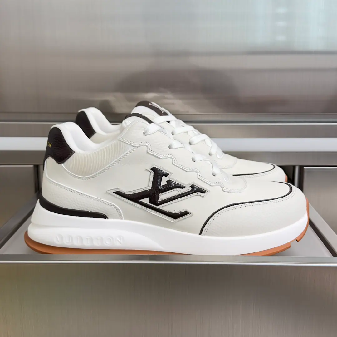 Top Version: Men LV Louis Vuitton. LDonkey. LatestClassicSeries Thick Leisure Sports shoes Paragraph LV Classic The sneakers blended gracefully with puncture and silky cow leather.. LV Letters release the hymn., The Director of Men's Creativity. Pharrell Williams Design brush. And then the leather tags on the shoe tongue. LV Letter. It's easy to match with the different shapes. Send a cabinet for fine packaging🛍📦 ▪️ Fabulous.: Original customized import of head-level cattle skin ▪️ Uchi.: The original imported air network. ▪️ Shoes under the sole.: Original model rubber bubble material ▪️ Bottom: 4CM ▪️ Size: Men39-46