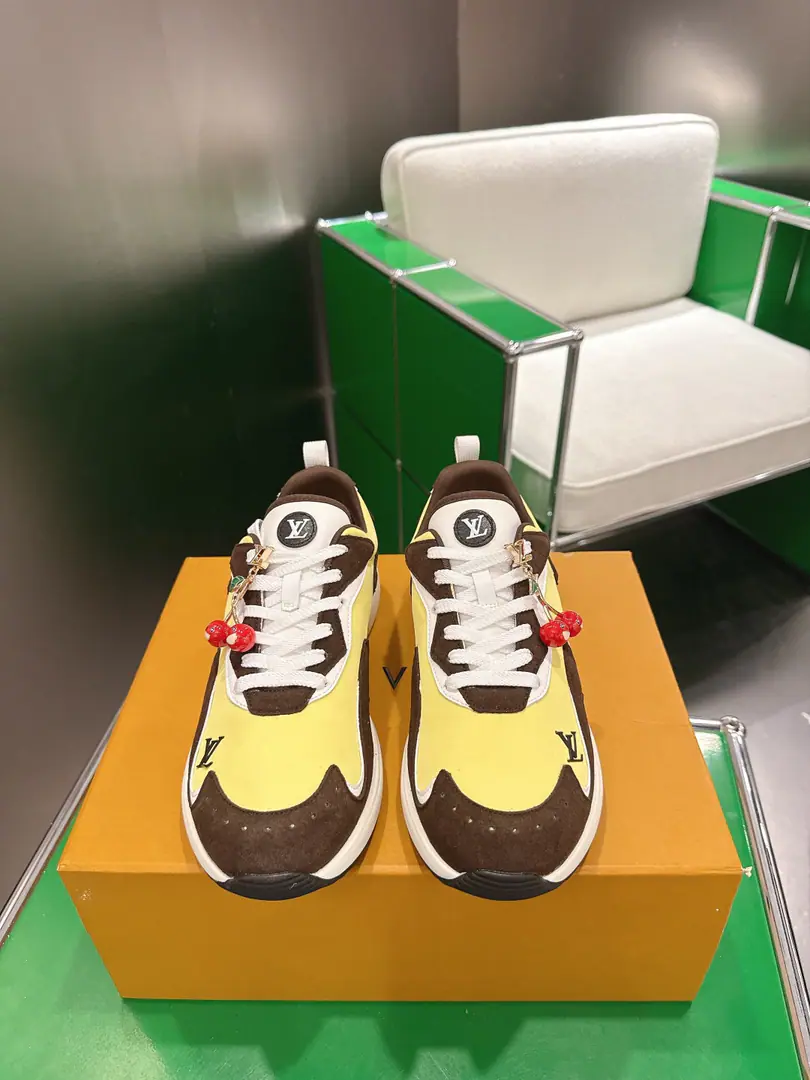 Top Version: （k ) LVLouis Vuitton. NewDropA series of leisure shoes. Run-shoes.‼️ Louis Vuitton's shoe-shoe series is a match for the needs of the occasion.: A-twigs and shoes, commercial or formal., Boots., Mokasin and LeFoot are all over the place., There's another brand. LVTrainer You can choose a high-end or low-end sports shoe.. Director of Creative Pharrell williams Every season is a new classic. Fabulous.: Original custom nylon＋Cow leather. Uchi.: The original custom-made air network. •Shoes under the sole.: Original modeling of slide-resistant rubber material Bottom: 3.5CM Size: 40-45