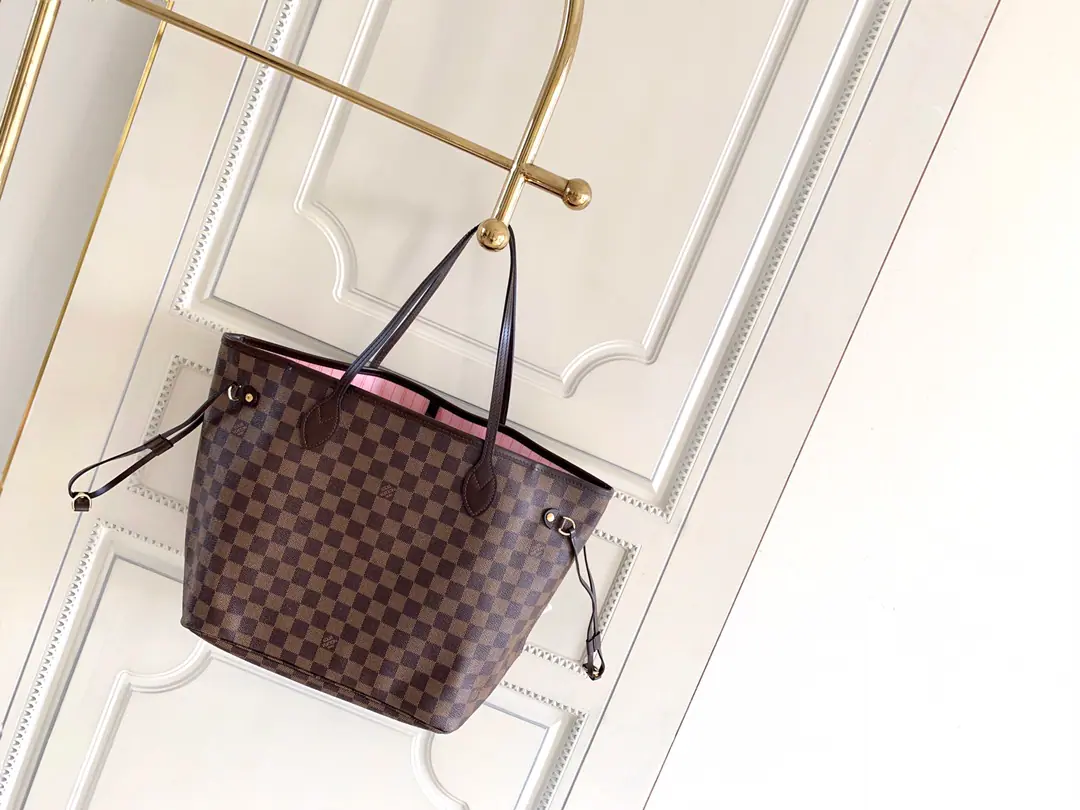 Medium, Dynamic chip C【 It's so exclusive.M41603Medium 40995】 🎀🎀Classic shopping bag.💋💋Louis Vuitton. Neverfull A new classic handbag., Explore the fine details in the bag. The redesigned insides used fresh fabric lined and inspired by the retrograde details of the Louis Vuitton archives., There's nothing more commendable than a detachable zipper., It can be used as a handbag, either alone or in a handbag., And as an extra pocket.. The bright liner is Monogram The classic canvas adds more lively sense of activity.. Medium Size: （32*29*17） Large size: （40*33*20）