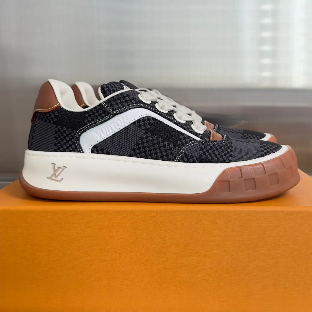 Top Version: Men LV Louis Vuitton. LHome. Donkey.TiltedSeries Showtime. Thick Leisure Couple money. Sports shoes Skis. Inspired by the... 2000 The ancient contours of the ages., LV Tilted It's a classic low-life man's sneakers.. It's a name that's a little slanted on the shoe tongue. LV Embroidation markings. The widebanded shoelaces are visible in proportion to the thick rubber plastics., Shoeheads. Damier Chessboard Ripples and Extradients Monogram Flower extension logo design language. This version is based on soft, fury cow leather., Leather shoes eye blades show the heart of brandsmen. The counter is beautiful.🛍📦 ▪️ Fabulous.: Original customized head-level cattle skin ▪️ Uchi.: The original is in soft sheep. ▪️ Shoes under the sole.: A unique model of a smooth rubber material. ▪️ Bottom: 3.5CM ▪️ Size: Men39-45（45Custom