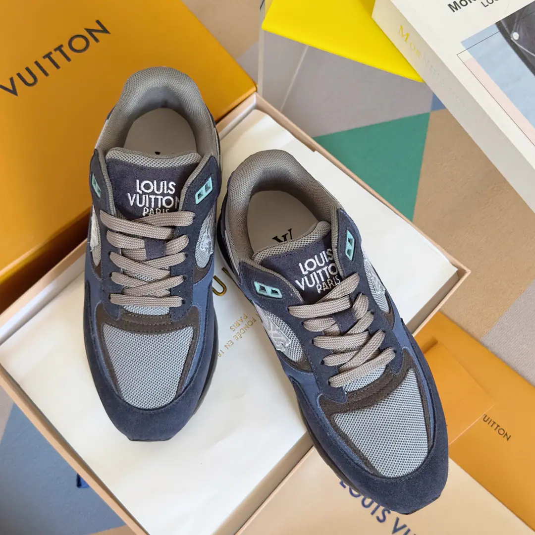 Top Version: Men LVLouis Vuitton. LHome. Donkey. RUN AWAYSeries Leisure Sports shoes Original procurement development Make the goods. Paragraph Run Away Sports shoes, fit. Monogram Daningbu and the technology grid., Showing the inspiration of running shoes.. Don't get into the work detail., Embroidery LV The letters were swayed over the side with the long tail of the comet., Louis Vuitton's logo is a shoe-strap. Send a cabinet for fine packaging🛍📦 ▪️Fabulous.: Original import of head-level cattle skin+Network ▪️Uchi.: The original imported air network. ▪️Shoes under the sole.: Original OpenEVA+TPUMaterial ▪️Bottom: 4CM ▪️Size: Men39-45（Custom46/47）