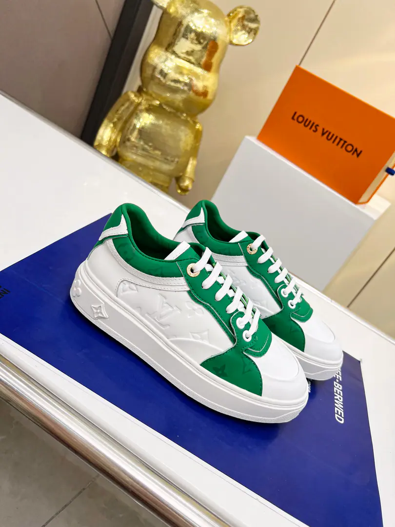 Paragraph Time Out lvSoft cow leather for sneakers., I'll be right back. Monogram ♪ And blow the fresh summer ♪. Clip-up rubber surfaces 3D Monogram Flowers., Louis Vuitton's logo is full of details.. Detailed features Cow leather. Colour Monogram Arrange Clip the rubber outside. Peeping eyes, the Louis Vuitton logo. There's a side of it. Monogram Flowers. Size: 35-41, 42You can make a reservation..Welcome to the top sheet.！