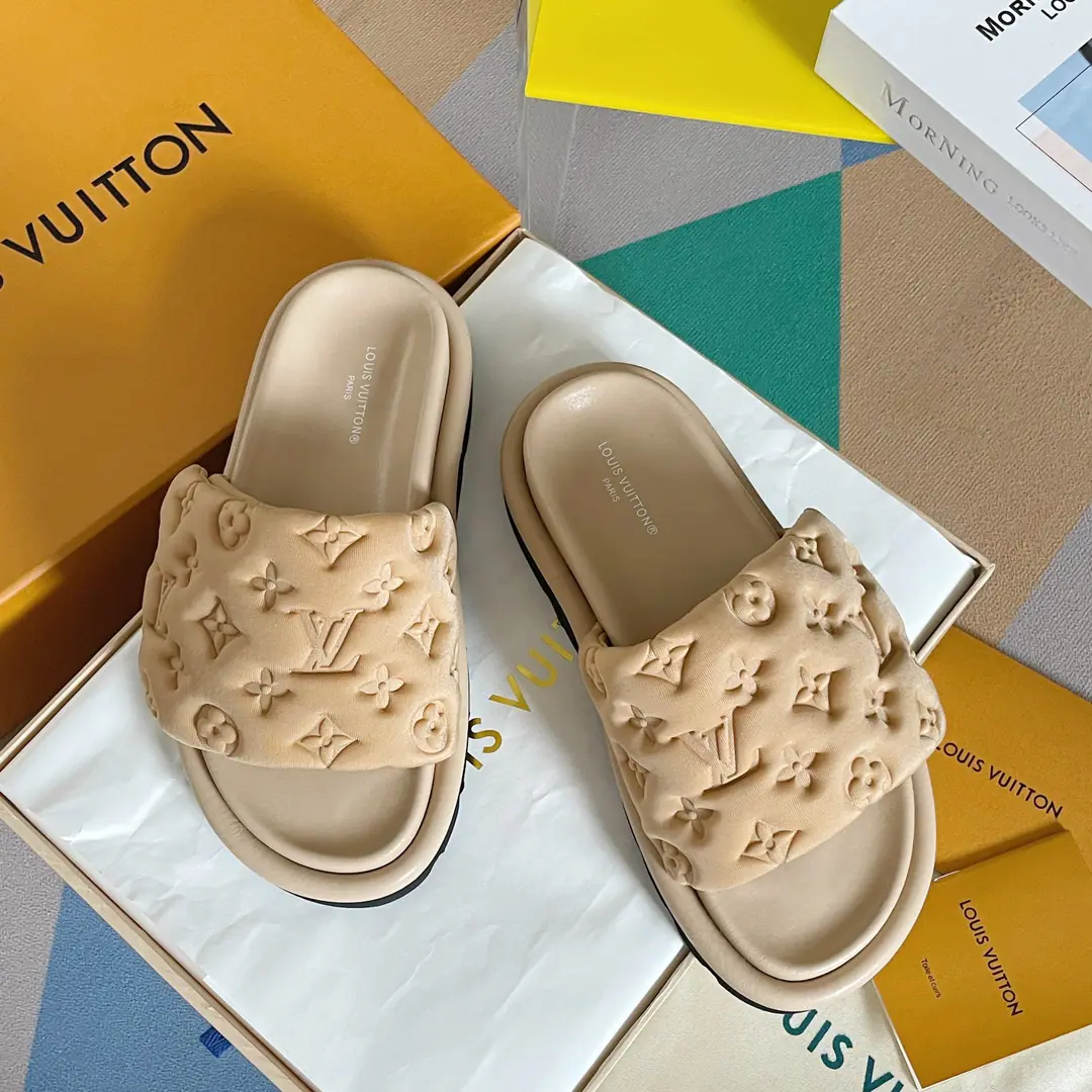 Top Version LVLouis Vuitton.LDonkey. OOL ILLOW COMFORT Magic stickers. Emboss Bread. Flat sandals. Original procurement development Make the goods. Paragraph ool illow Comfort Sub-floor cool towing with cushion for chlorbutyl rubber, Shape a comfortable wide shoe., Then the classics were printed. Monogram Pattern. Magic stickers are easy to adjust., Rough shoes and a convex to perfect the whole.. Send a cabinet for fine packaging🛍📦 ▪️Fabulous.: Original customized technology fabric ▪️Uchi.: Imports of soft sheep skins ▪️Shoes under the sole.: The original model of the rubber bubble is a big one. ▪️Bottom: 4CM ▪️Size: 35-40