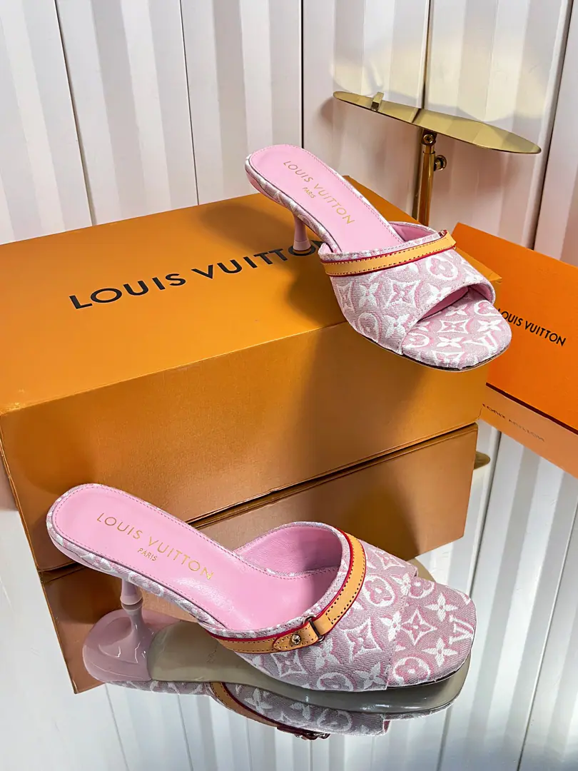 🍥❥Top VersionLV Donkey.【Requisition level】, Louis Vuitton 2026Money Officer Network Series！Perfect., LVThe latest florist embroidery., More elegant., The upper feet are nice., Women are so good., It's a lot of fashion., New original inverted, model, Extreme1:1shape, You're a good worker., Importing high-end fabrics shows a sense of precision.！ Fabulous.: Import of sheep skin, In the inside, it's a fine soft sheep., Foot.: Import of goat skin, Italy is a big-ass country. 5.5/9cmThe paint and the... Codes: 35-41（34.40.41Customize or not change）