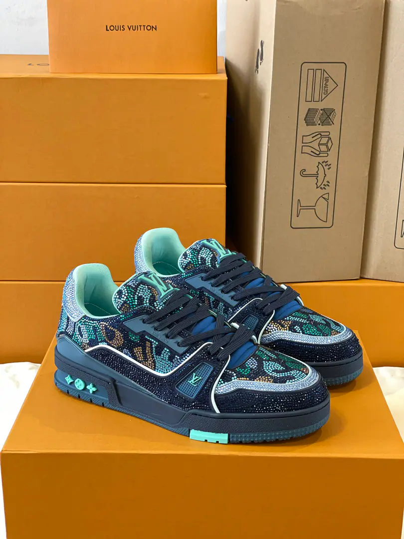 Top Version Couple money.💏 Paragraph LV Trainer The glitter of the crystals of the sneakers., To the designer.Virgil Abloh The original design of the Spring and Summer series is to be saluted.. The surface of the shoes and the rubber floors are a classic brush., Monogram Flowers dotted on it., I'm giving you inspiration from the ancient basketball shoes.. 🆚The only custom-made cow is a high-wild-lit cow counter-featuring. 🆚A private model.Vuitton Marking, Shoe straps. 🆚Customize silk slides. 🆚TPUCombine to base grinding and skating yellow ✅The original is hidden in the background.Monogram Flowers. Process: All computer needles are wired.. Shoeheads., Backset, Cold thermal process modifier. The whole set of holsters.. 35-40 39-44（45.46）